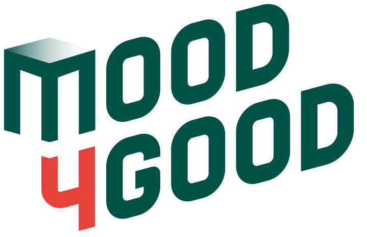 LOGO MOOD4GOOD met een groen tafeltje als M en de 4 als rode stoel.