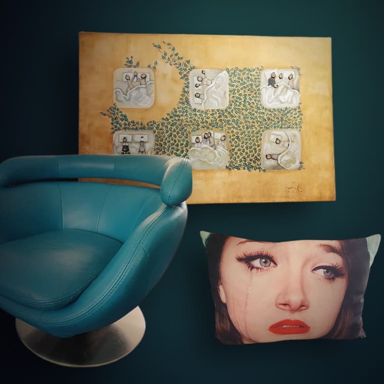 Een MOOD in petrol, van schilderij tot stoel. MOOD gemaakt met AI. De GOODs zijn echt. Een MOOD in petrol: een leren fauteuil, een goudkleurig schilderij en een kussen met een portretprint. MOOD gemaakt met AI. De GOODs zijn echt.