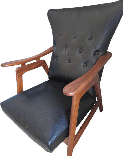 Vintage fauteuil met houten armleuningen en zwarte gecapitonneerde bekleding.