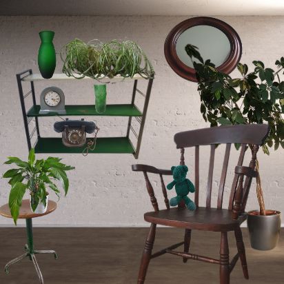 Moodboard met een rekje met diverse accessoires, een antieke houten spiegel aan de muur en een houten stoel met een retro krukje met een gorene draaipoot. De plantjes maken het plaatje af.