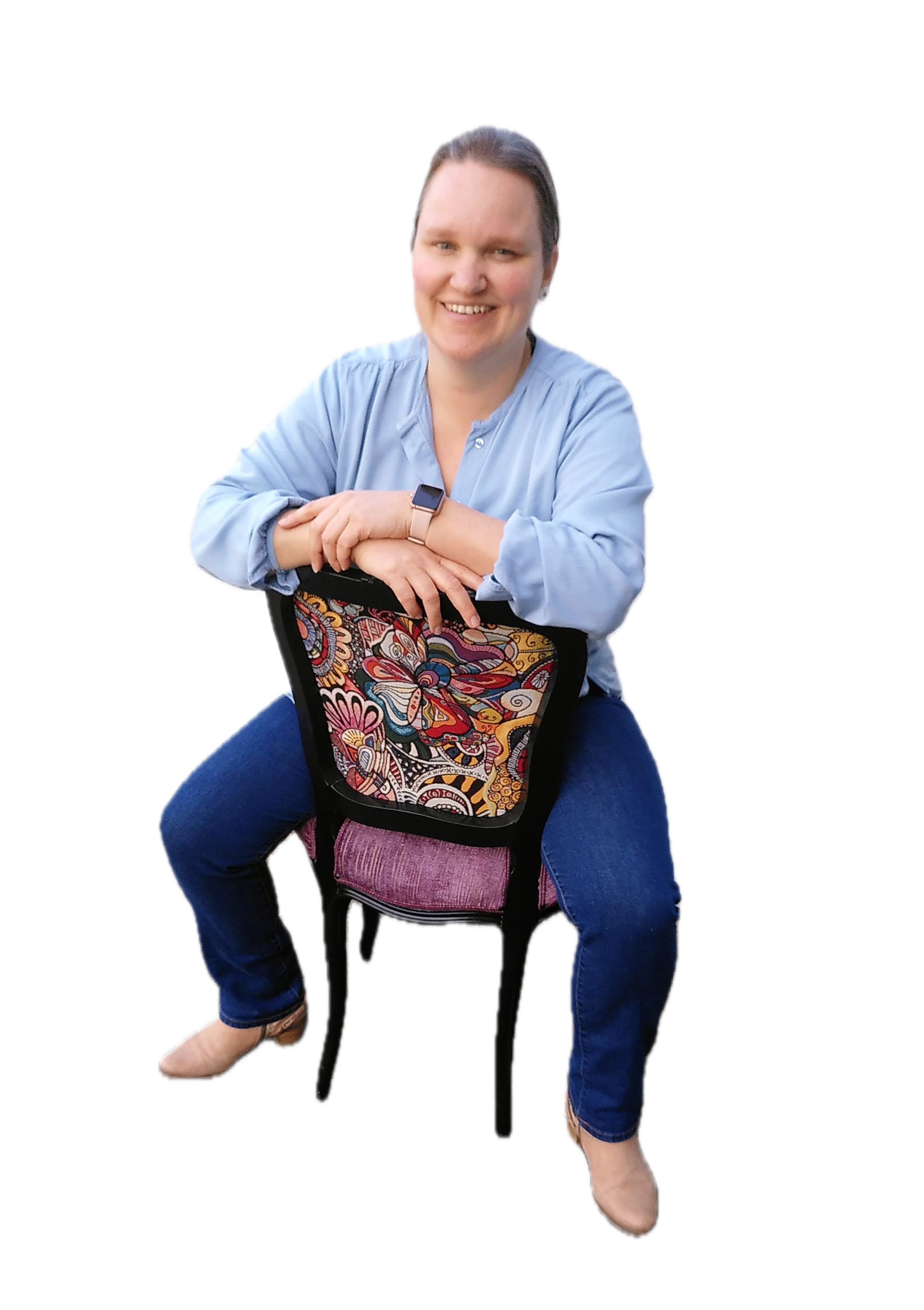 IlseMeubelFreubel Ilse, eigenaresse van Möbelfröbel op een stoel door haar gestoffeerd.