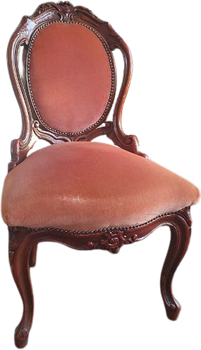Queen Anne Stoel roze Queen-Anne stoel met mooi oud-roze fluwelen bekleding en bewerkte houten poten.
